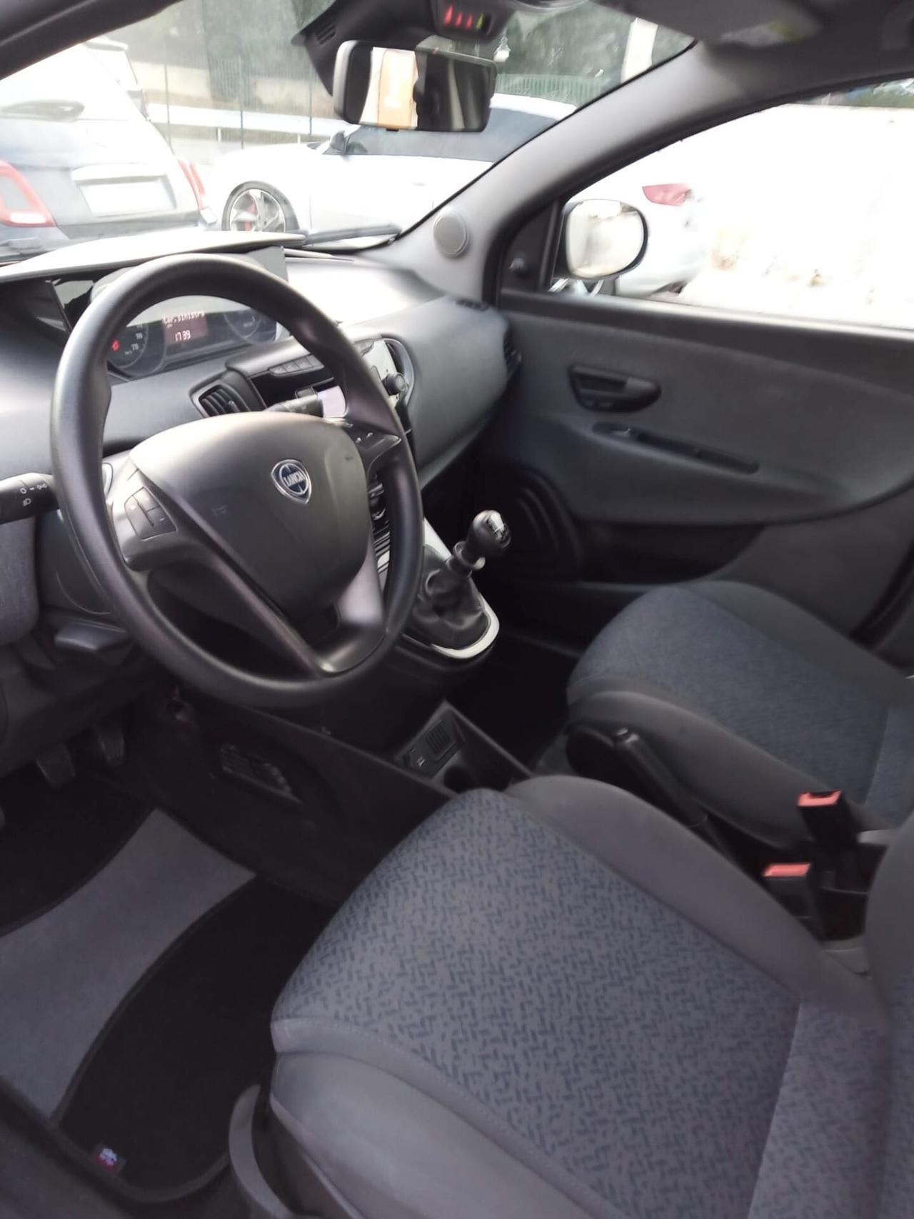 Lancia Ypsilon 1.0 FireFly 5 porte S&S Hybrid Ecochic Silver