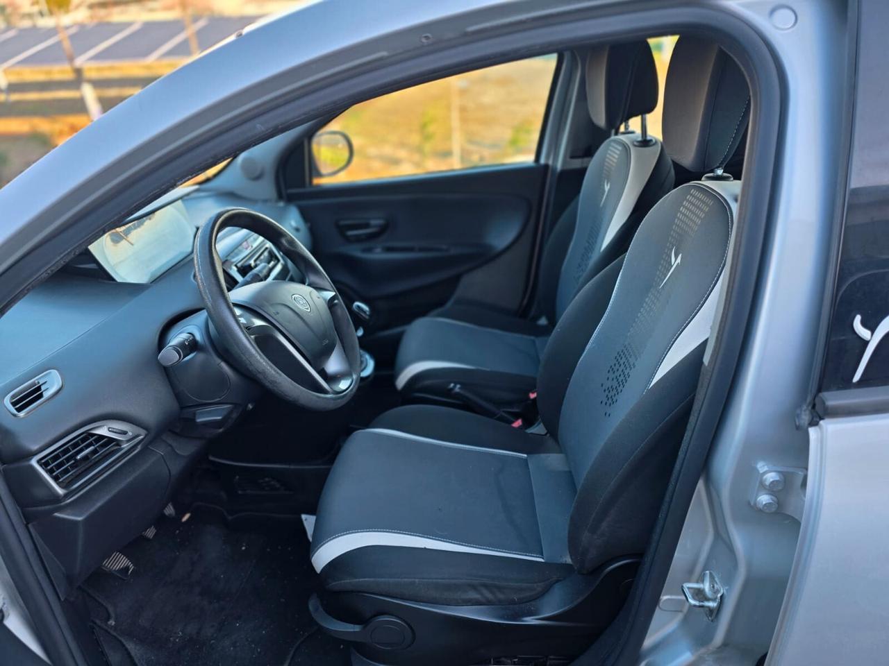 Lancia Ypsilon 0.9 TwinAir 85 CV 5 porte Metano Ecochic Silver