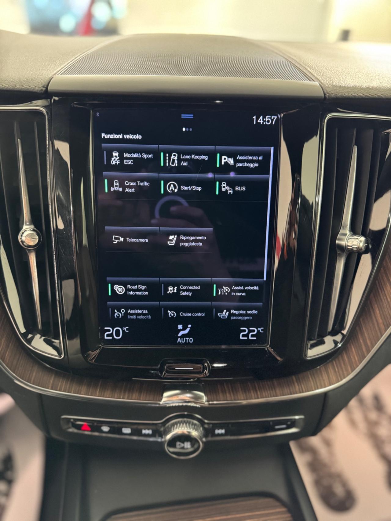 Volvo XC 60 XC60 B4 (d) AWD Geartronic Inscription FULL OPTIONAL, SEDILI IN PELLE CON REGOLAZIONE ELETTRICA CON MEMORIA, CRUISE ADATTIVO, CLIMA TRI-ZONA , PORTELLONE ELETTRICO, APPLE CARPLAY, FARI FULL LED AUTOMATICI E MOLTO ALTRO