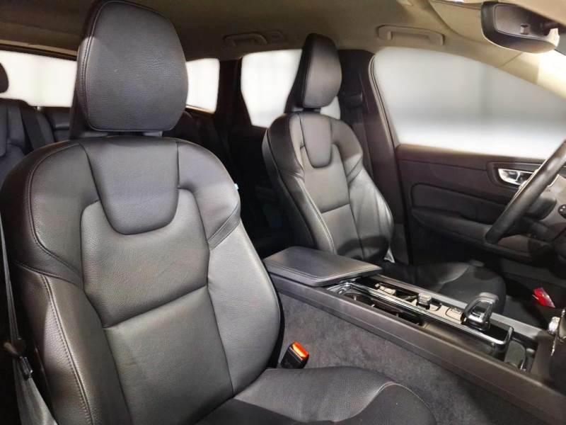 VOLVO XC60 B4 D automatico Momentum Pro