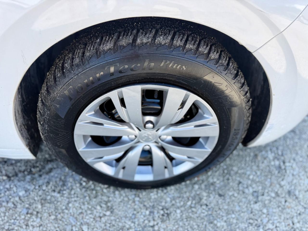 Peugeot 208 1.2 benzina 70 milaKM Neopatentati