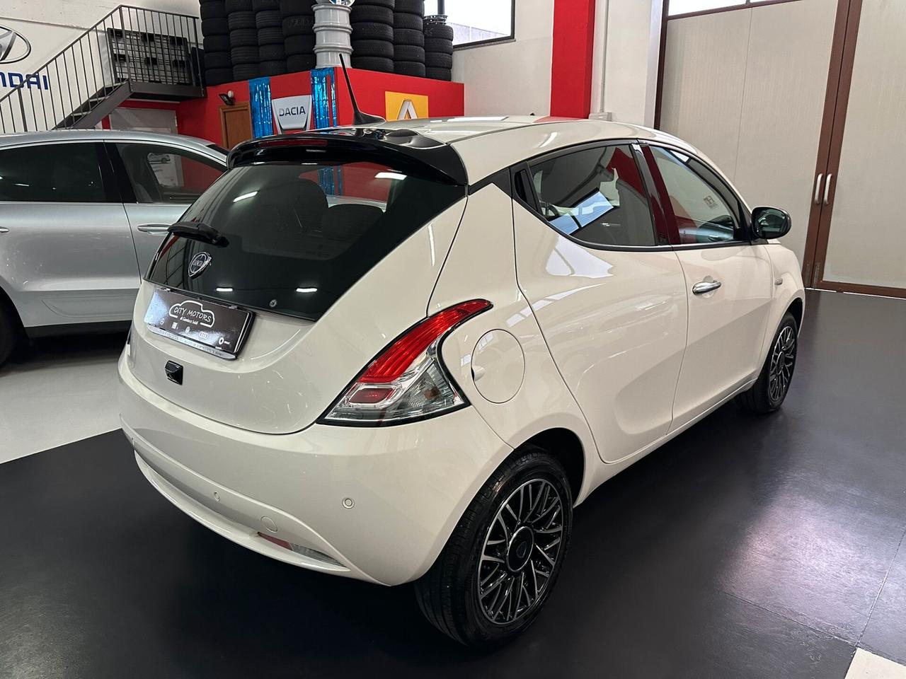 Lancia Ypsilon 1.0 FireFly S&S Hybrid Platino Full