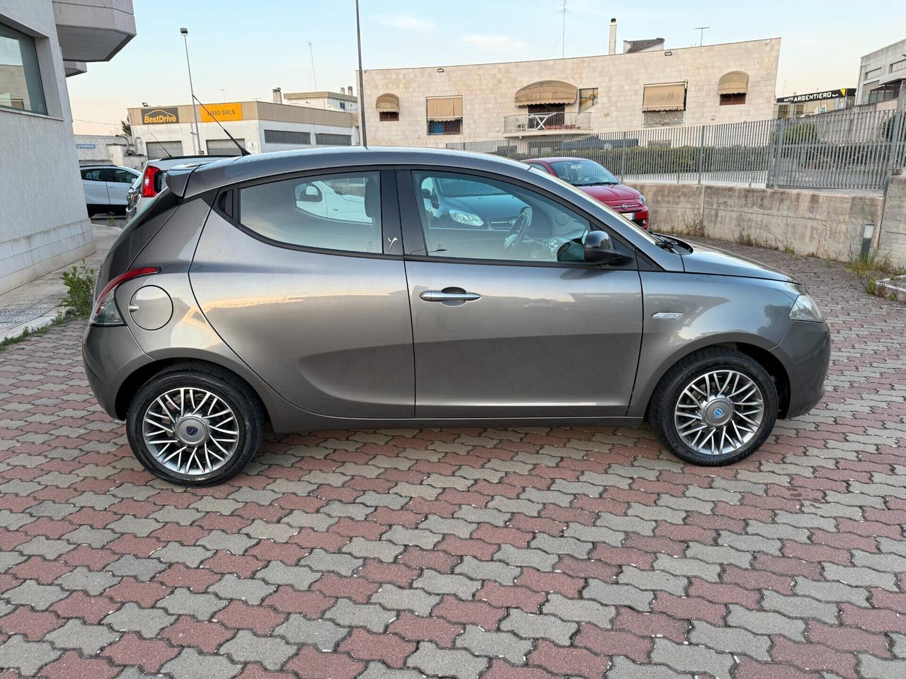 Lancia Ypsilon 1.3 MJT 75 CV Platinum Pochi Km