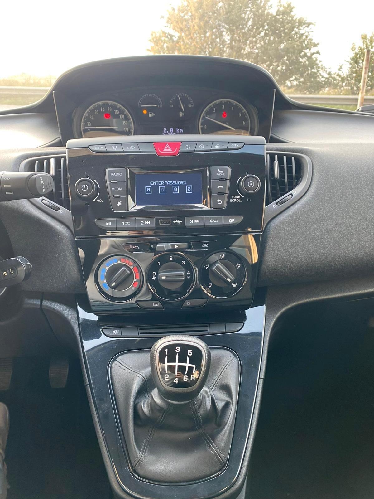 Lancia Ypsilon 1.0 FireFly 5 porte S&S Hybrid Ecochic Silver
