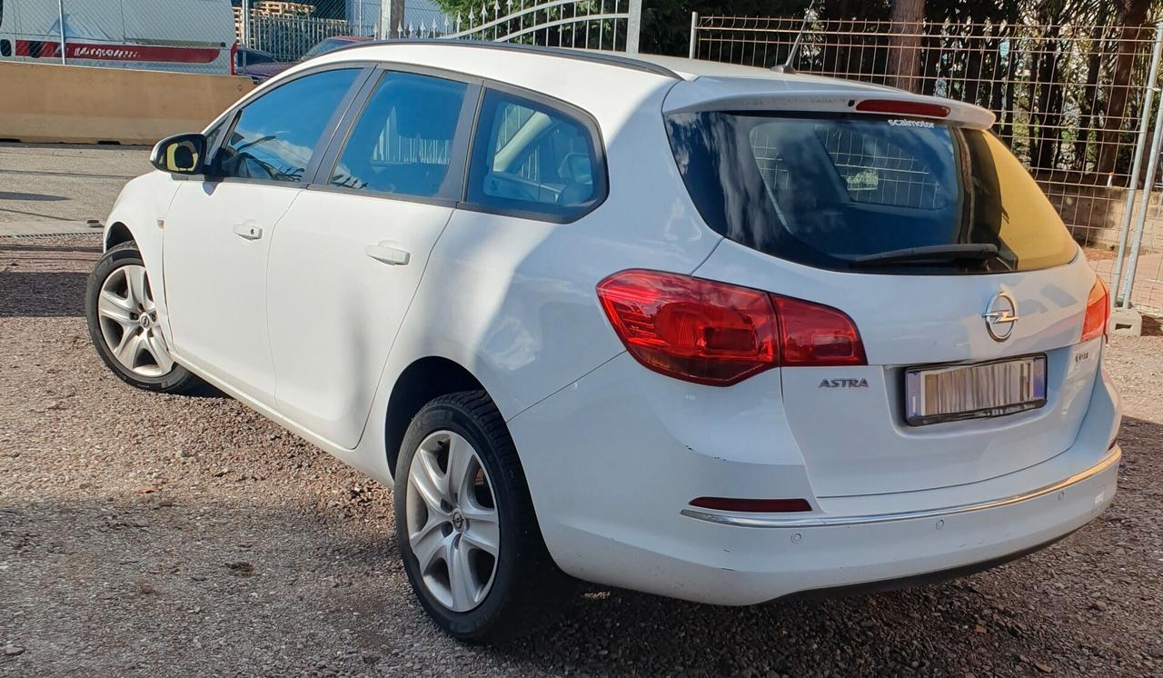 Opel Astra Sports Tourer AUTOCARRO N1