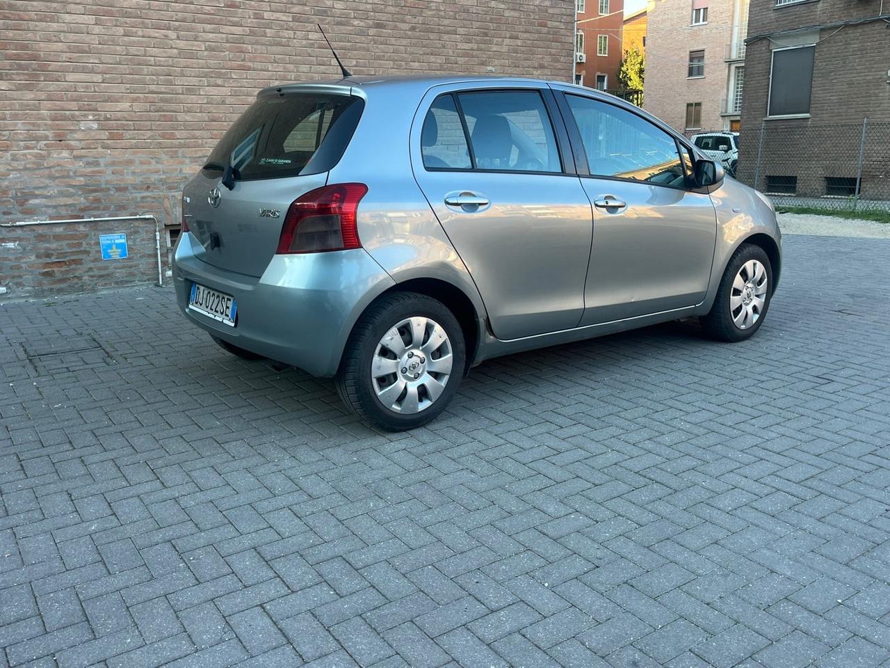 Toyota Yaris 1.0 5 porte