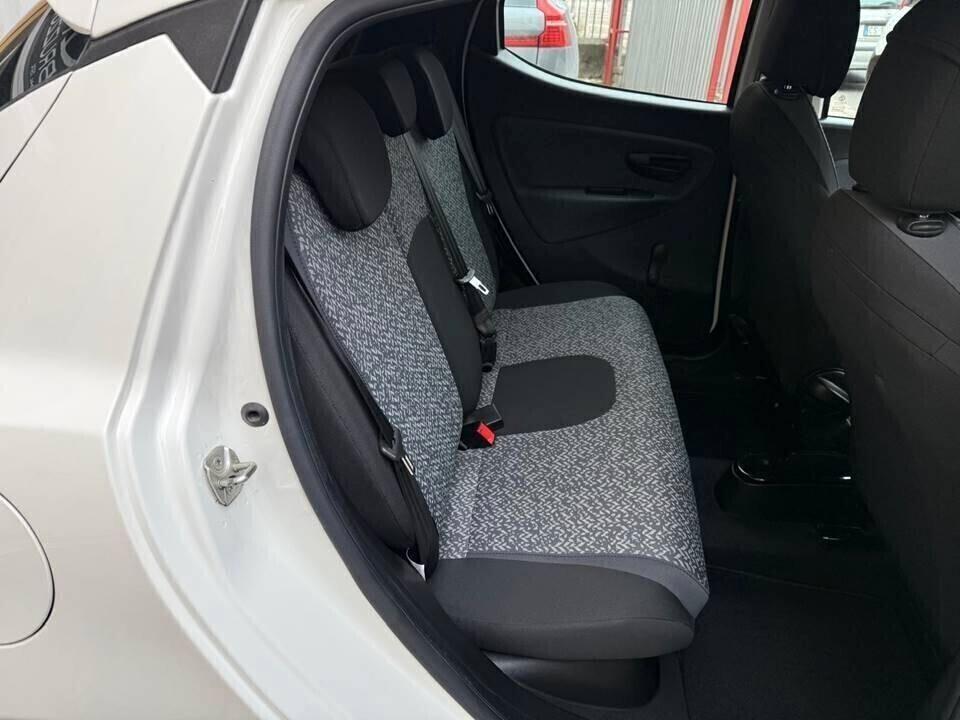 Lancia Ypsilon 1.0 FireFly 5 porte S&S Hybrid Ecochic Silver