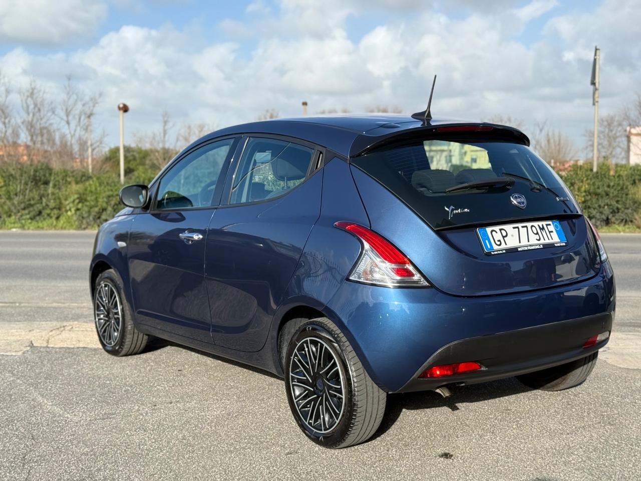Lancia Ypsilon 1.0 FireFly Hybrid Silver Plus