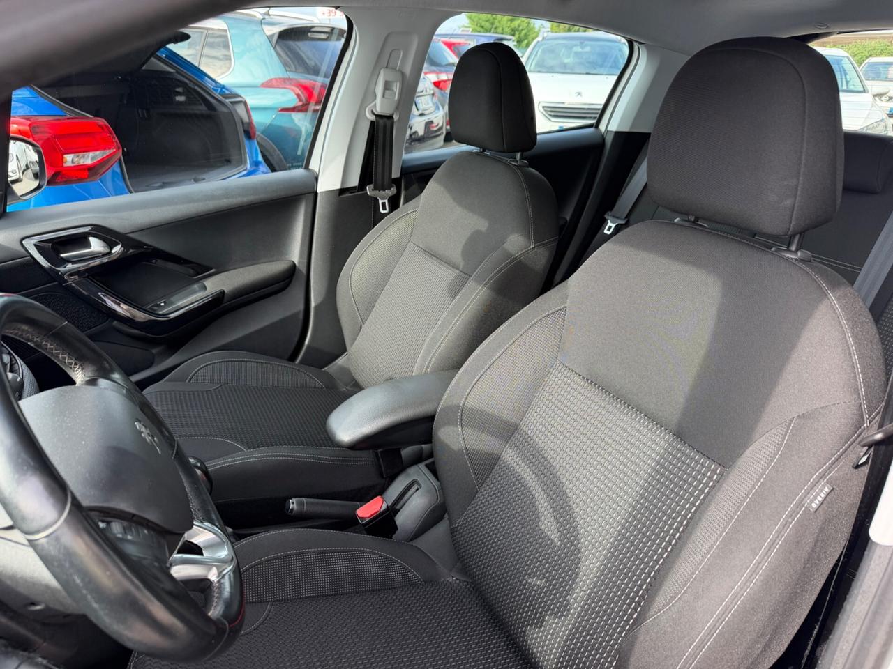 Peugeot 208 1.2 benzina Neopatentati