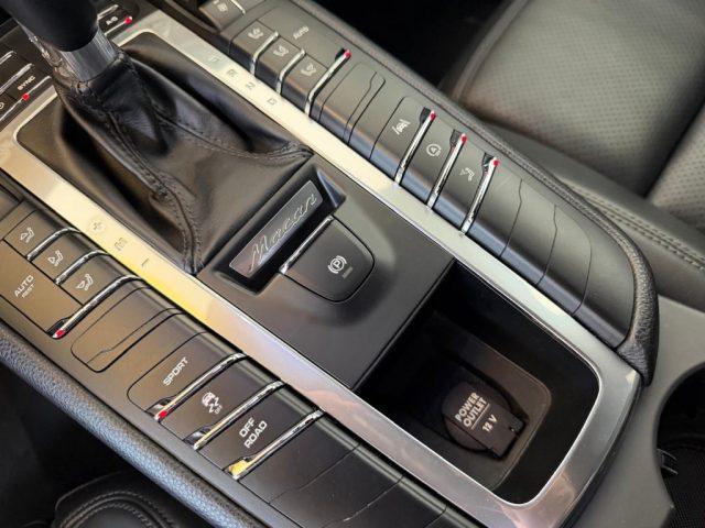 PORSCHE Macan 2.0 //TOTAL BLACK//21//
