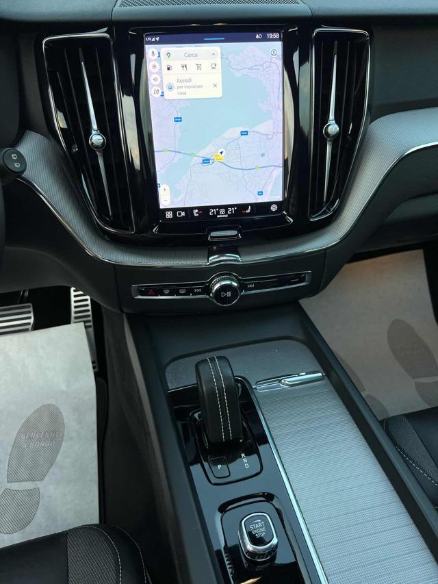 VOLVO XC60 2.0 B4 (d) R-design Dark Plus AWD