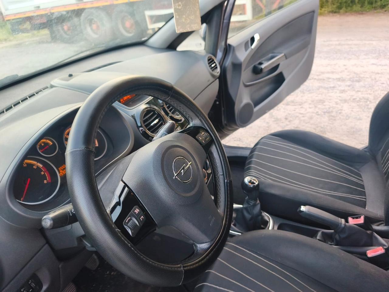Opel Corsa 2011---1.2 Benzina Neopatentati
