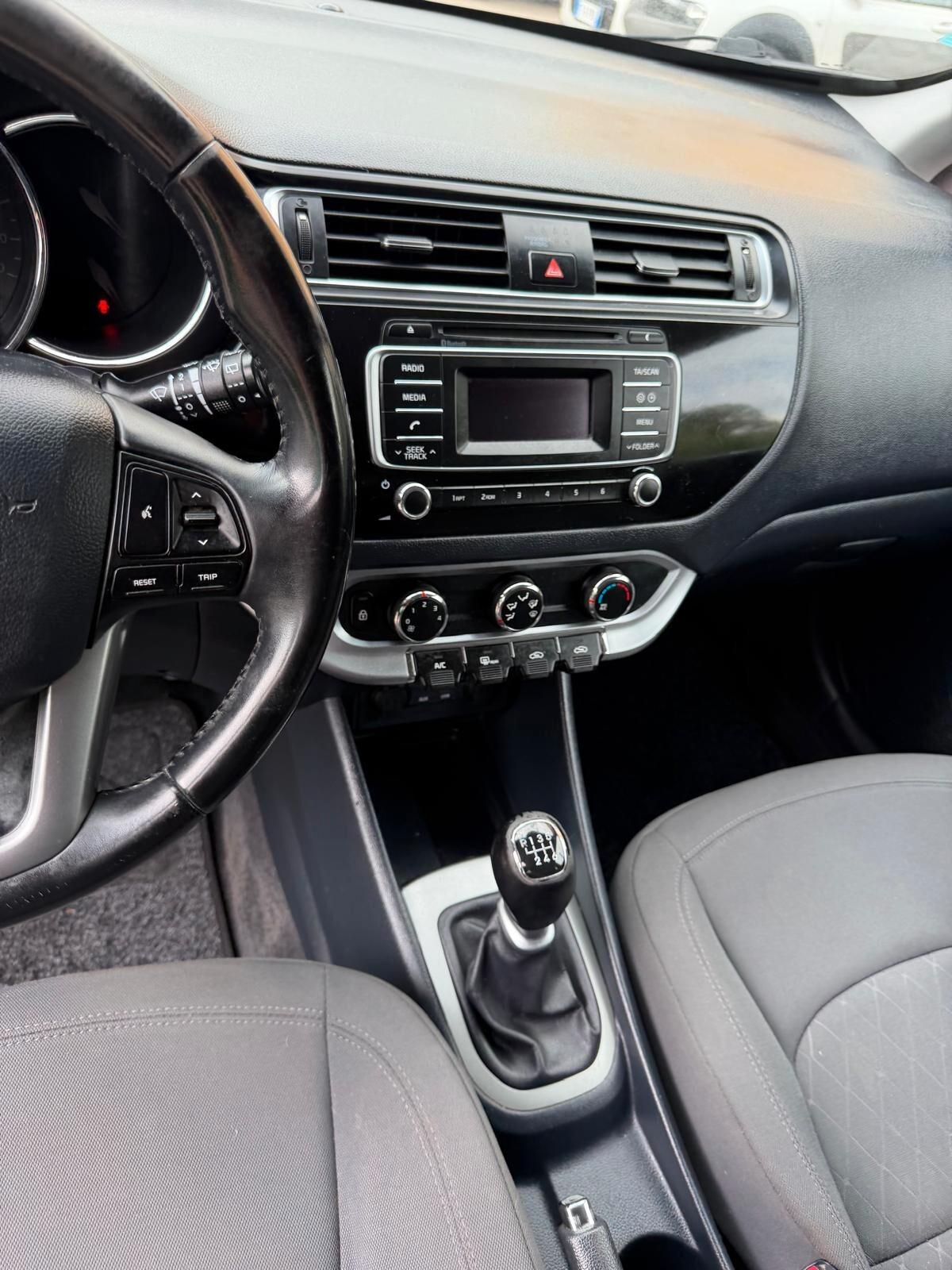Kia Rio 1.4 crdi - NEOPATENTATI - 12 MESI DI GARANZIA -