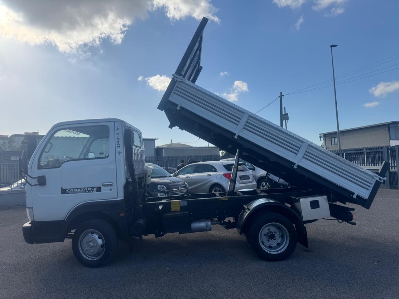 Nissan Cabstar 3.0 TDI Ribaltabile Trilaterale