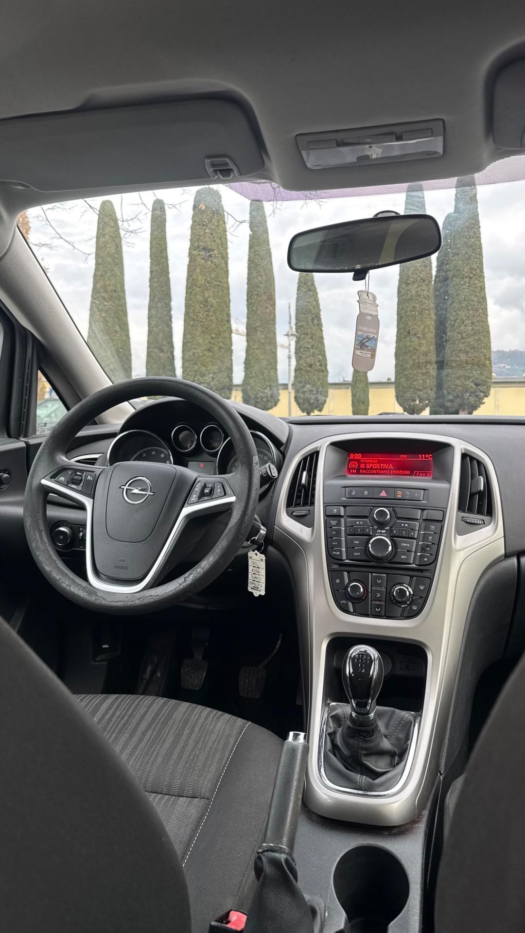 Opel Astra 1.4 – 2012 adatta a neopatentati