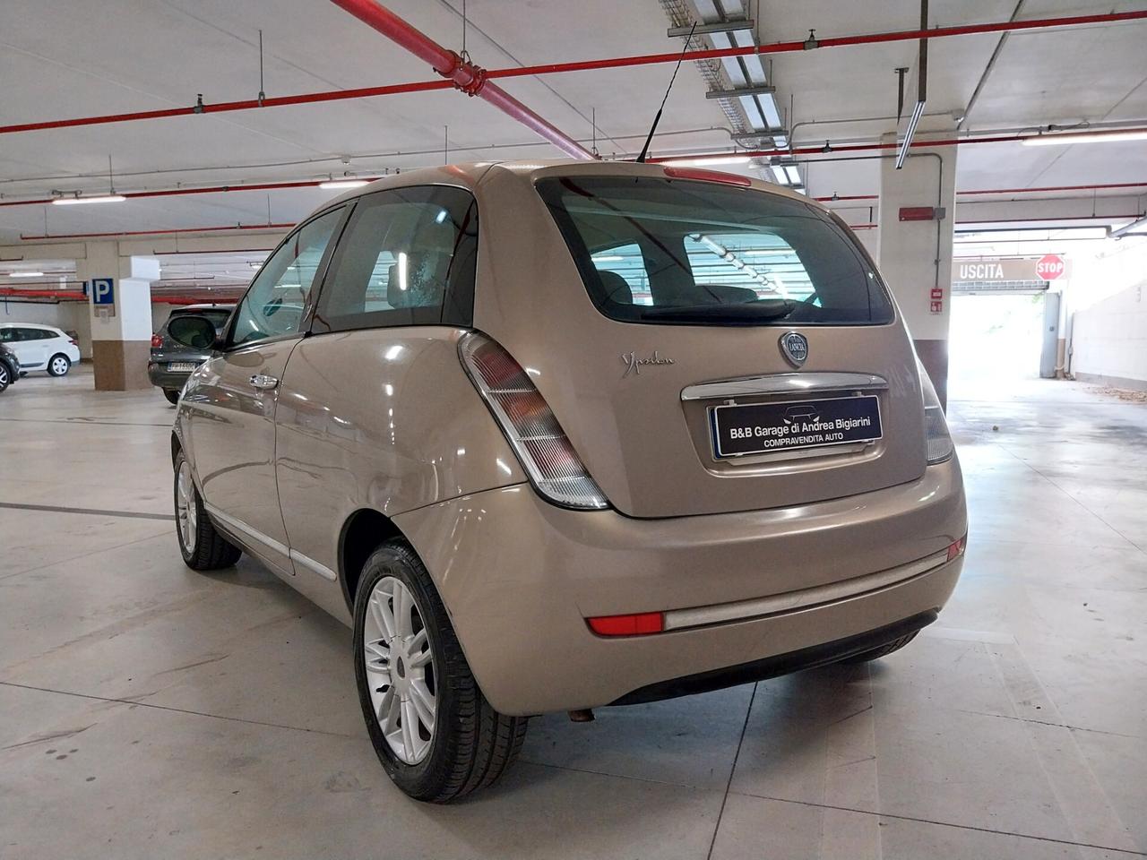 Lancia Ypsilon 1.3 MJT 75 CV VERSUS automativa - ok neopatentati