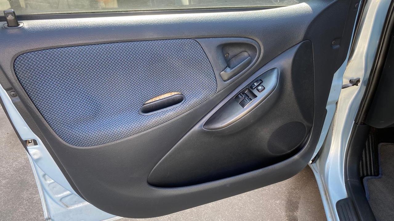 Toyota Yaris 1.0i 16V cat 5 porte Sol