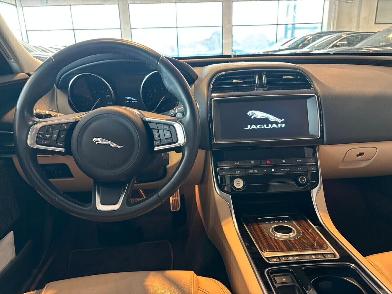 Jaguar XE PRESTIGE 2.0 200 CV aut. 51000 KM.