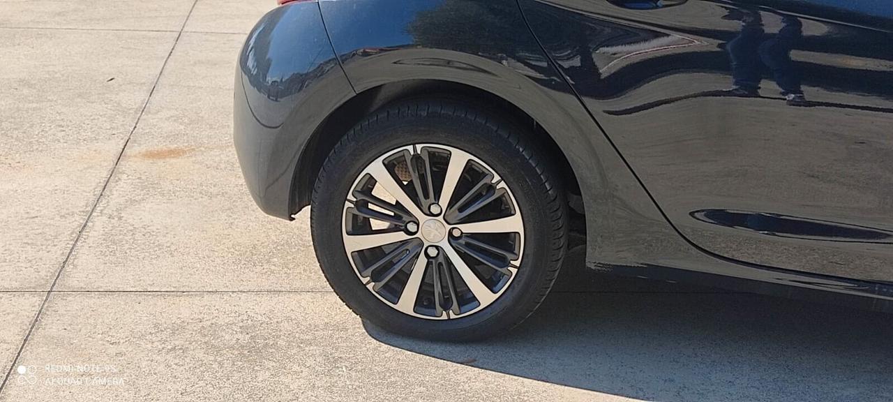 Peugeot 208 PureTech 82 5p. GPL Allure