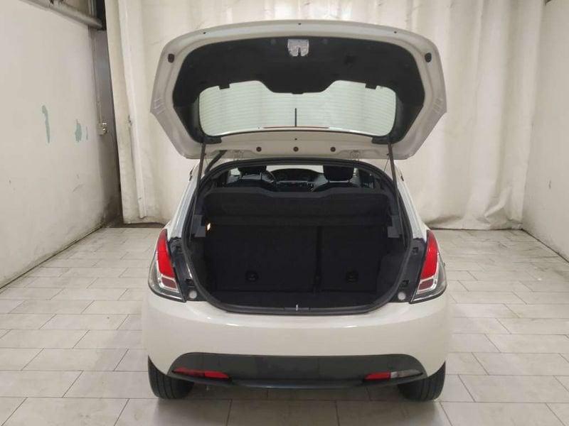 Lancia Ypsilon 1.0 firefly hybrid Silver s&s 70cv