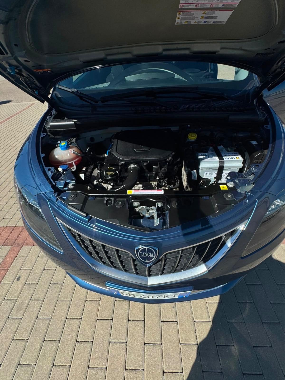 Lancia Ypsilon 1.0 FireFly 5 porte S&S Hybrid Ecochic Silver