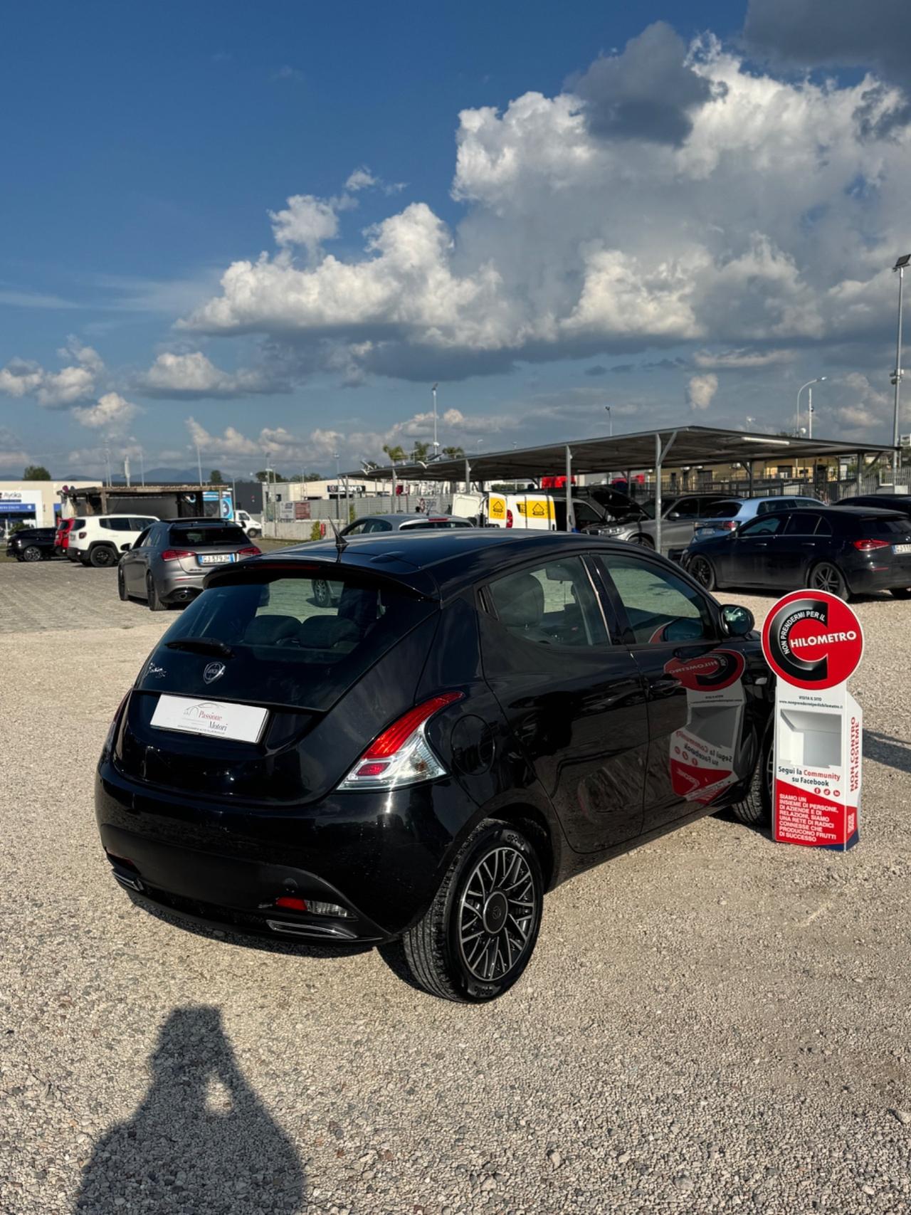 Lancia Ypsilon 1.2 69 CV 5 porte GPL Momo design
