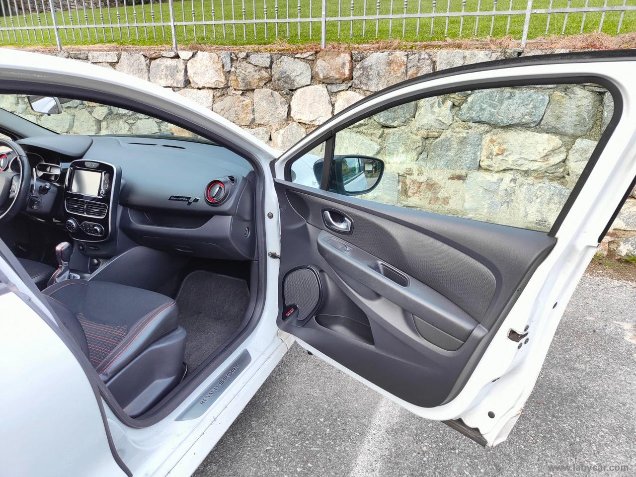 RENAULT Clio TCe 220 EDC R.S. TROPHY Akrapovic + MAXTON