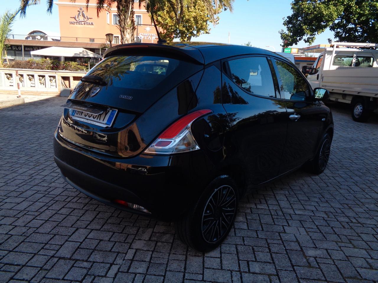 Lancia Ypsilon 1.0 FireFly 5 posti S&S Hybrid Silver