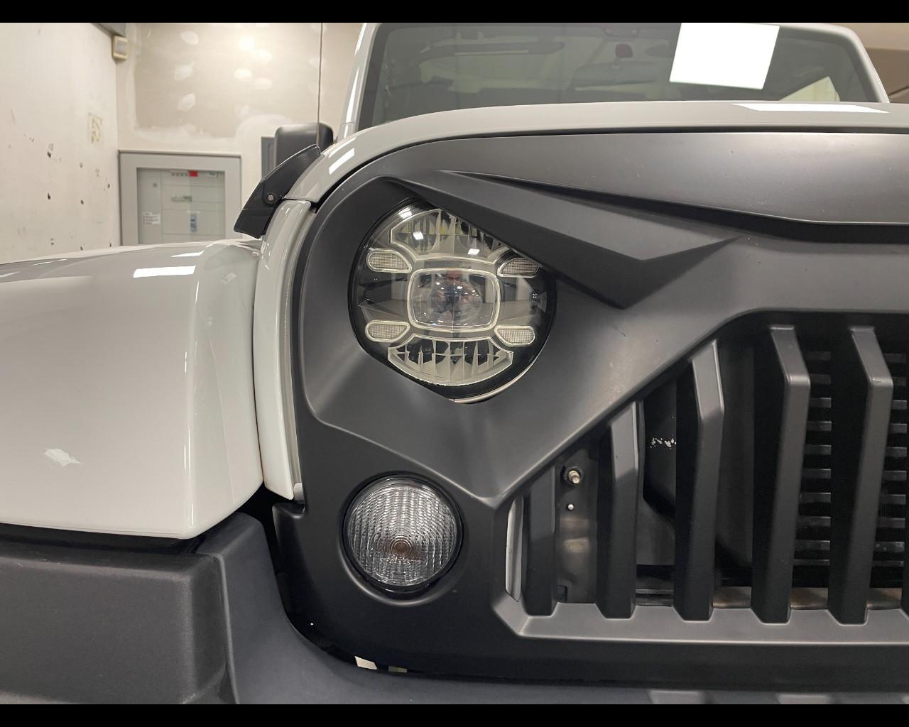 JEEP Wrangler III 2011 Unlimited - Wrangler Unlimited 2.8 crd Artic auto