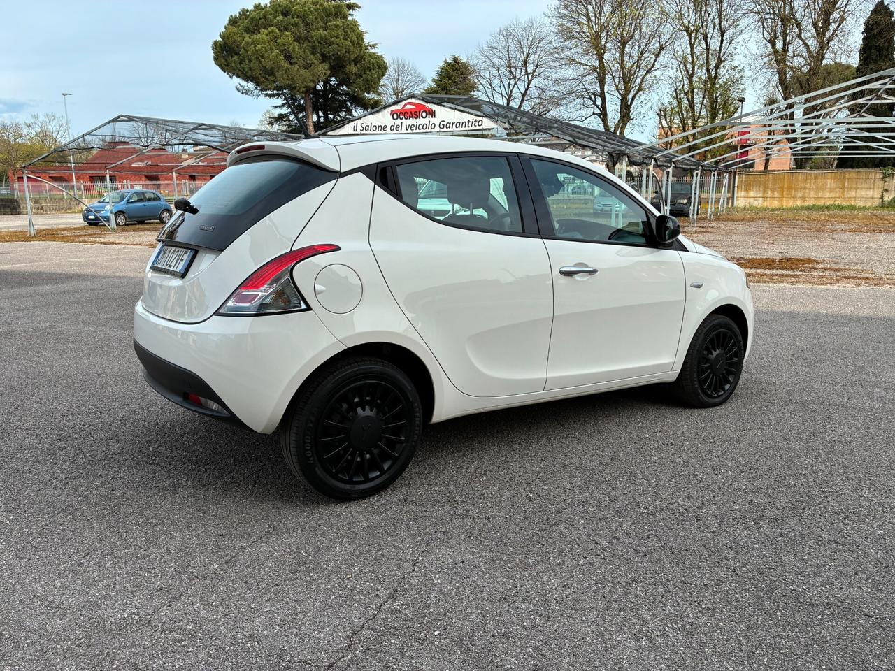 Lancia Ypsilon 1.0 FireFly Hybrid Silver