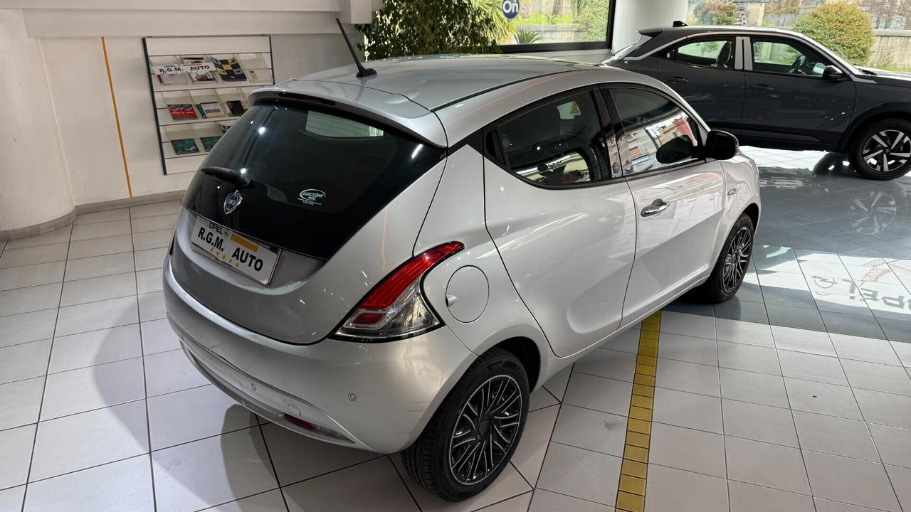Lancia Ypsilon 1.0 FireFly 5 porte S&S Hybrid Ecochic Gold