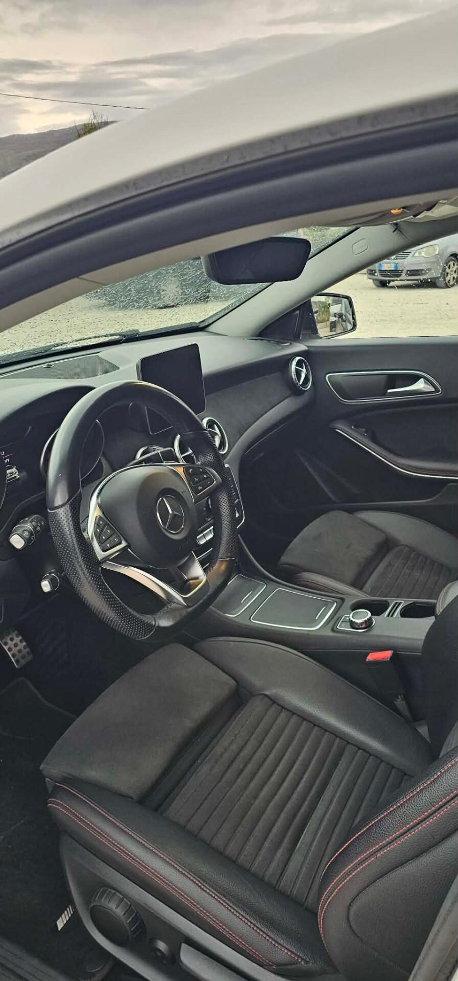 Mercedes-benz CLA 200 4Matic Shooting Brake AMG Automatic Premium