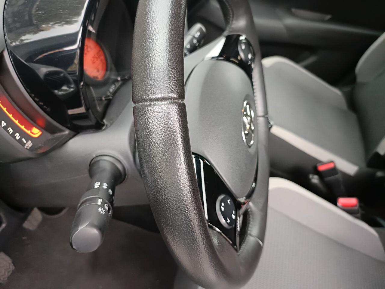 Toyota Aygo Connect 1.0 VVT-i 72 CV 5 porte x-play