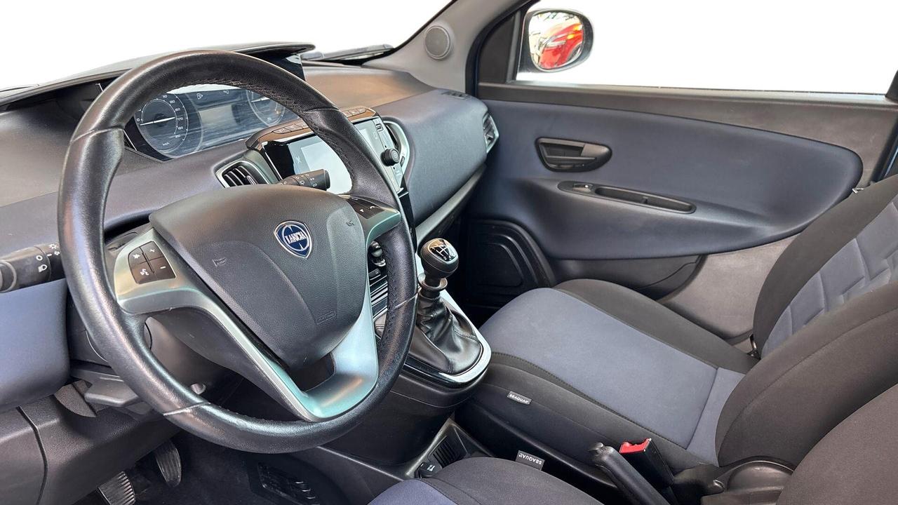 Lancia Ypsilon 1.0 FireFly 5 porte S&S Hybrid Silver