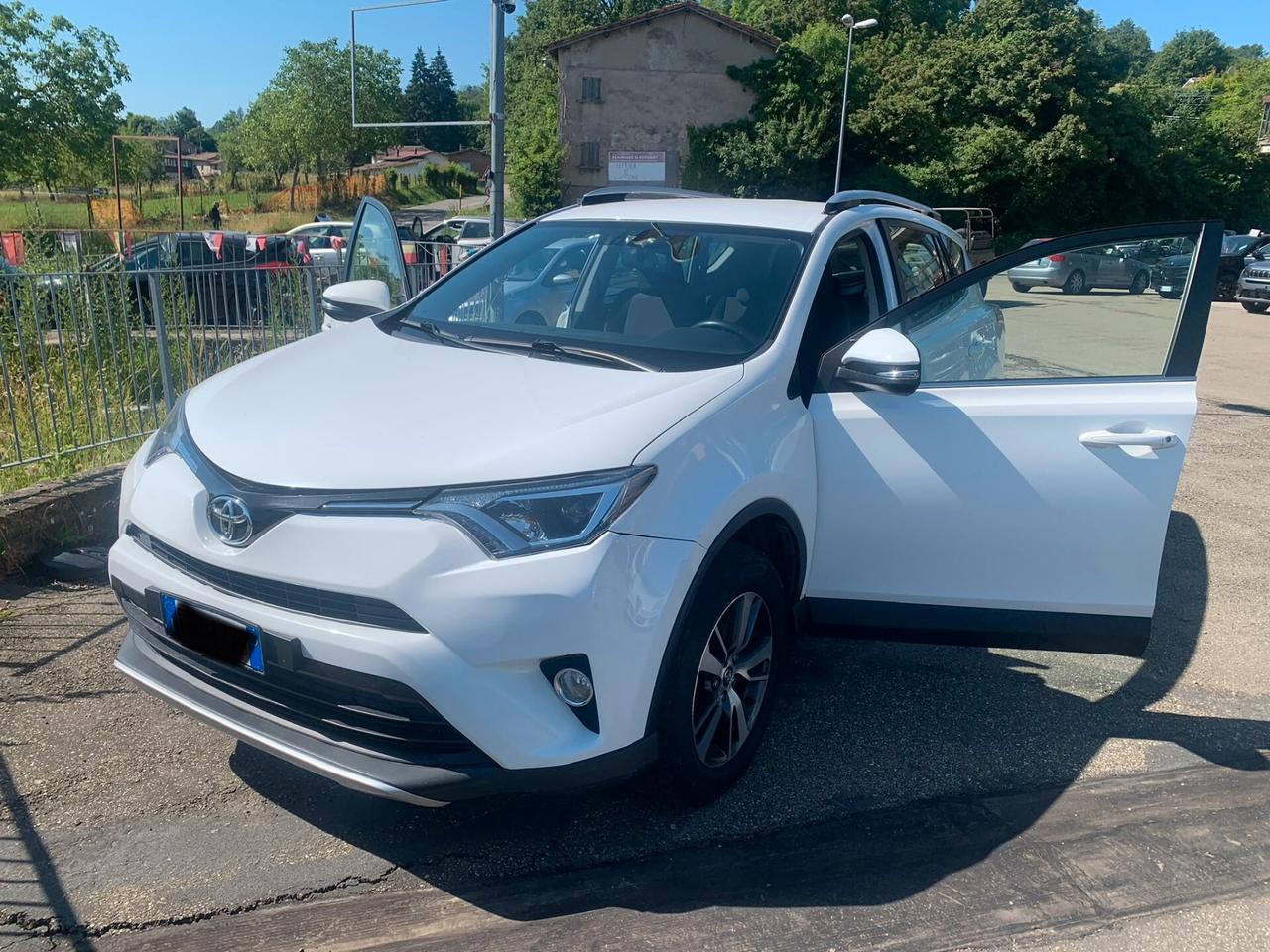 Toyota RAV 4-TDI 2R 107000 km-anno 2016-tagliandato-suv-sicuro spazioso in ottime condizioni