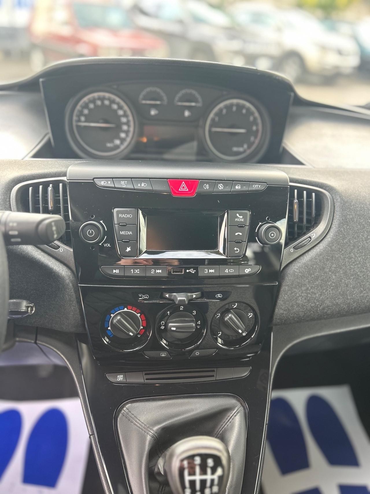 Lancia Ypsilon 1.0 Hybrid Ecochic