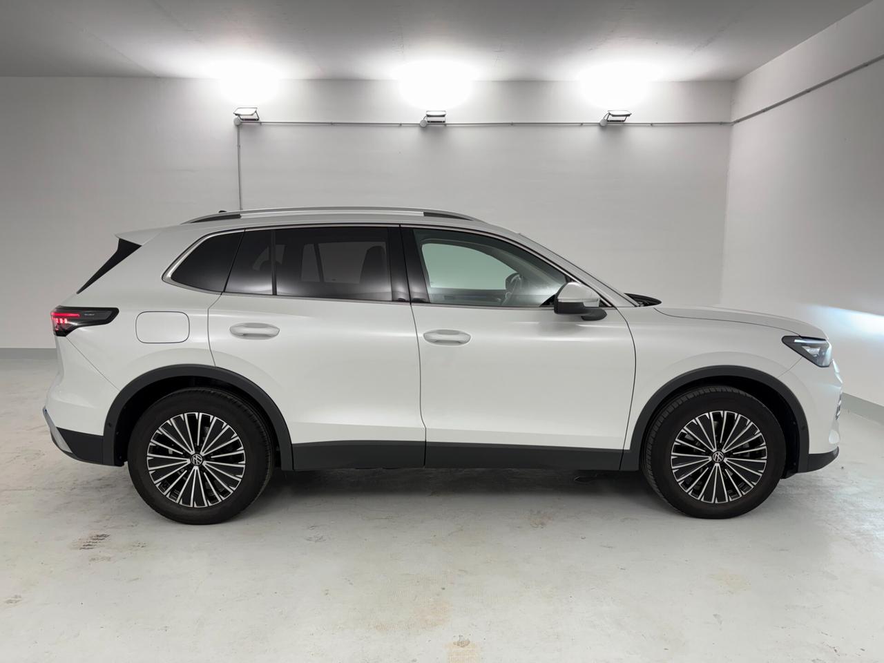Volkswagen Tiguan 2.0 TDI 150 CV DSG Elegance led gancio elettrico adattivo retrocamera
