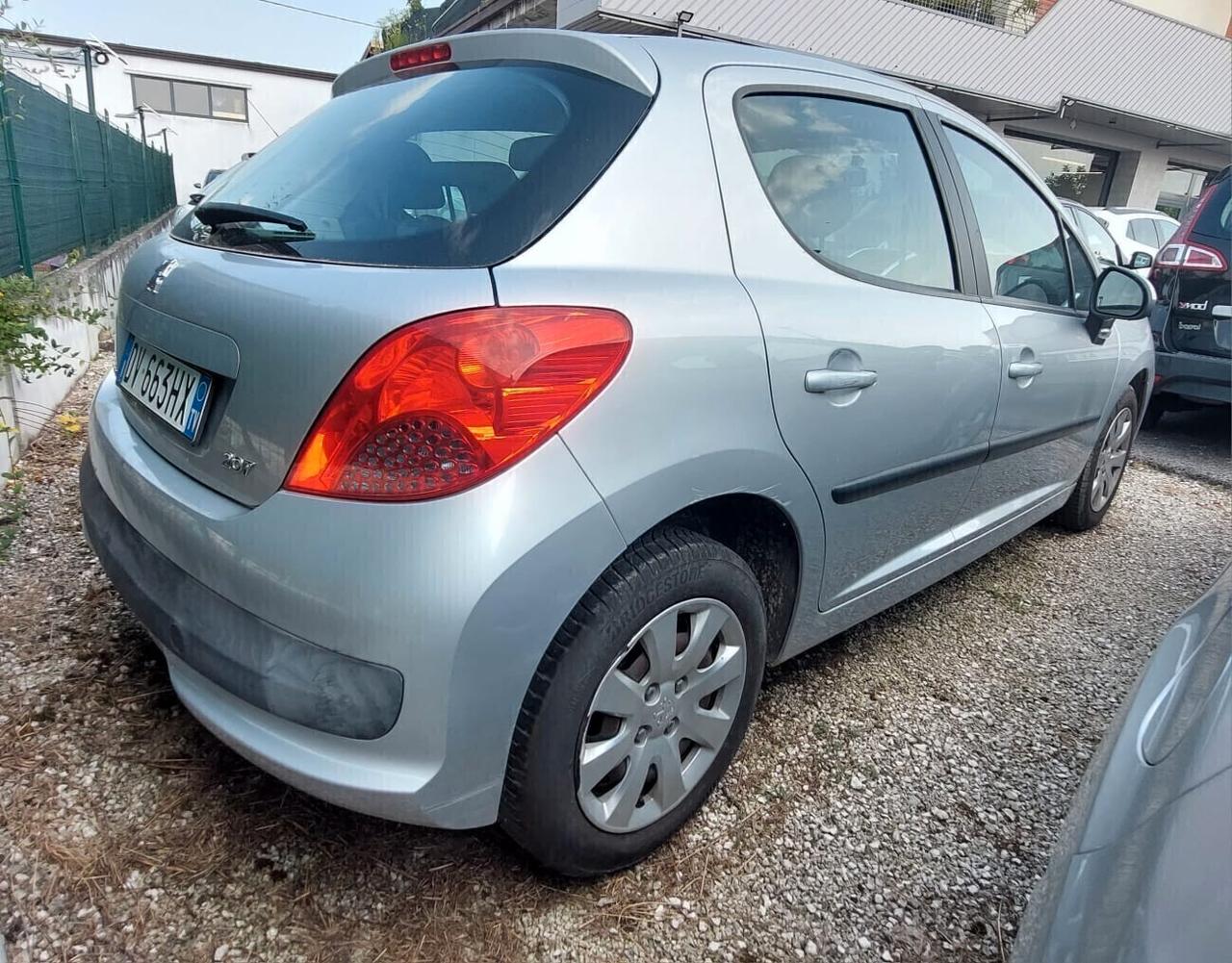 Peugeot 207 1.4 benzina Neopatentati