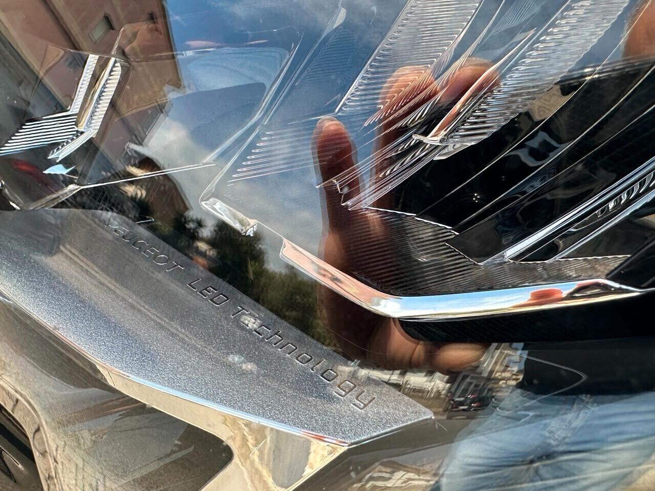 Peugeot 3008 1.5 bluehdi 130CV AT8