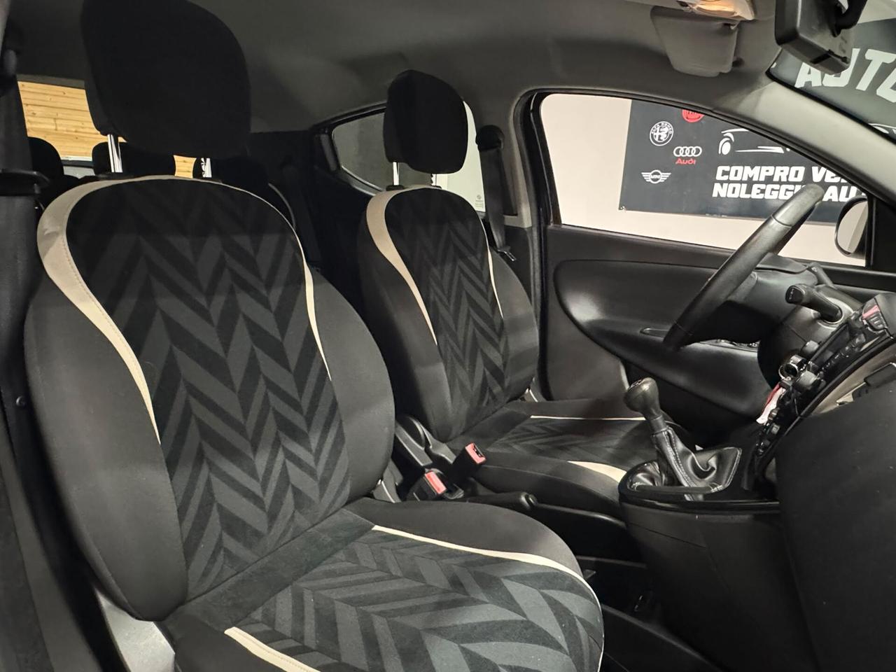Lancia Ypsilon 1.3 MJT 16V 95 CV 5 porte S&S Silver