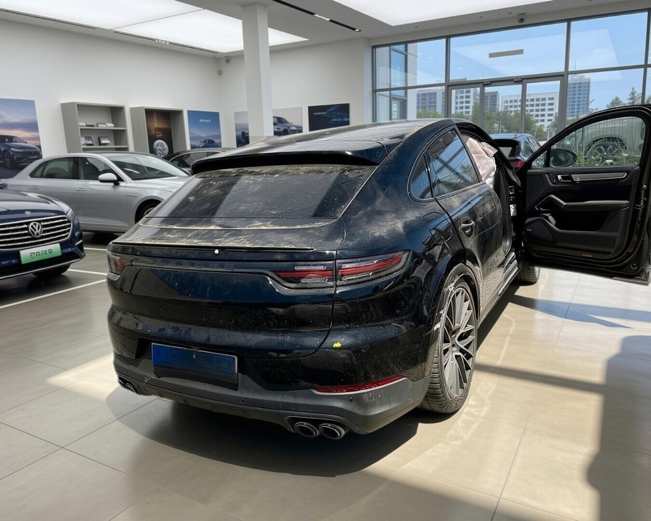 Porsche Cayenne COUPE 3.0 V6 E-Hybrid Platinum Edition INCIDENTATA