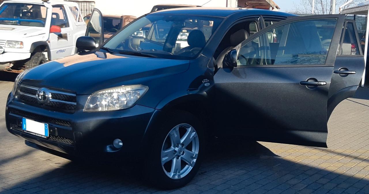 TOYOTA RAV4 Crossover 2.2D Luxury -MOTORE NUOVO-