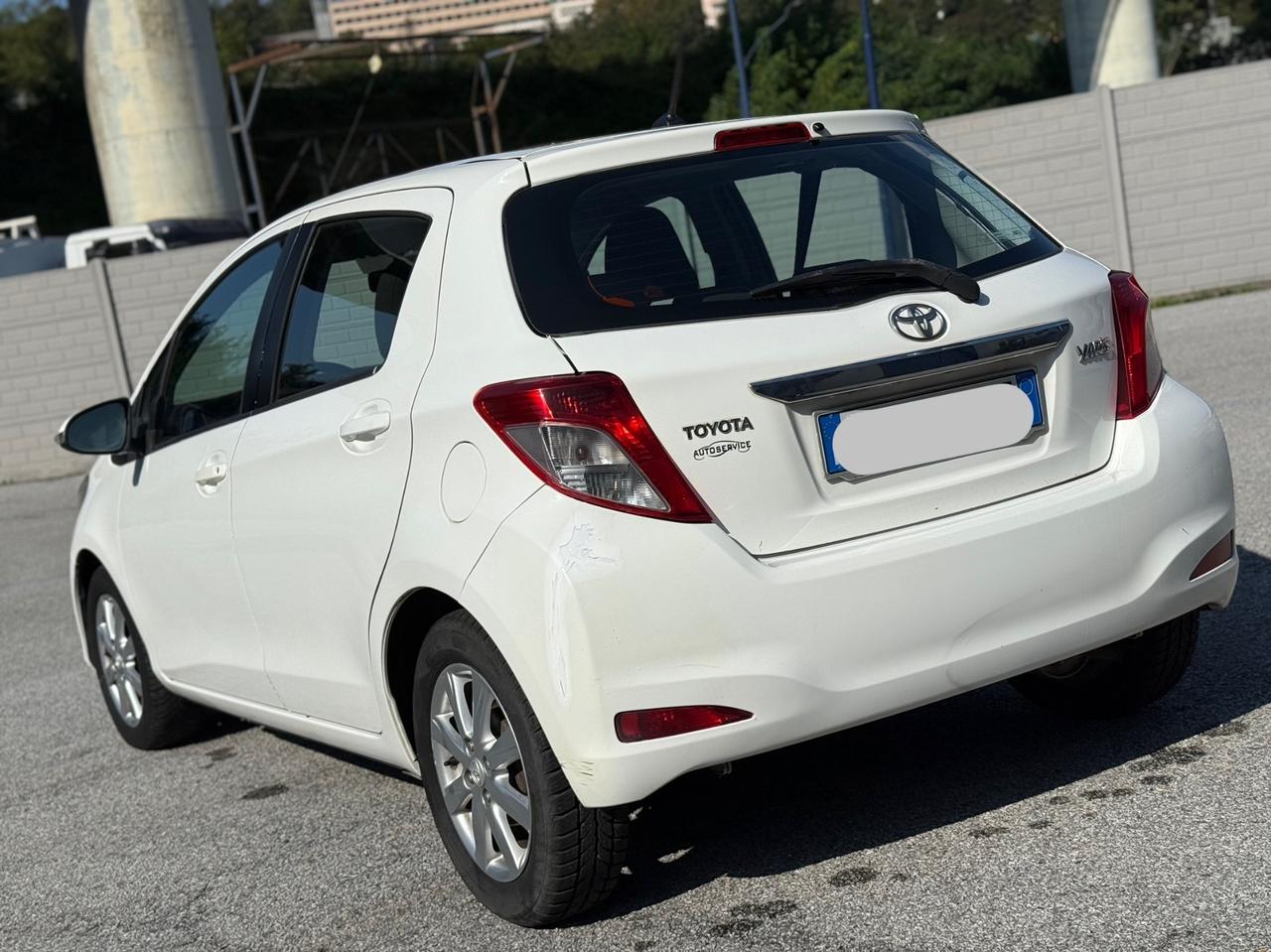 Toyota Yaris 1.0 benzina 5 porte pronta consegna