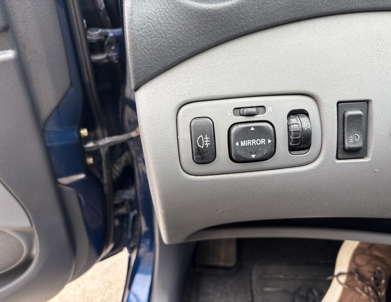 Toyota Yaris 1.0i 16V cat 5 porte Sol-2000