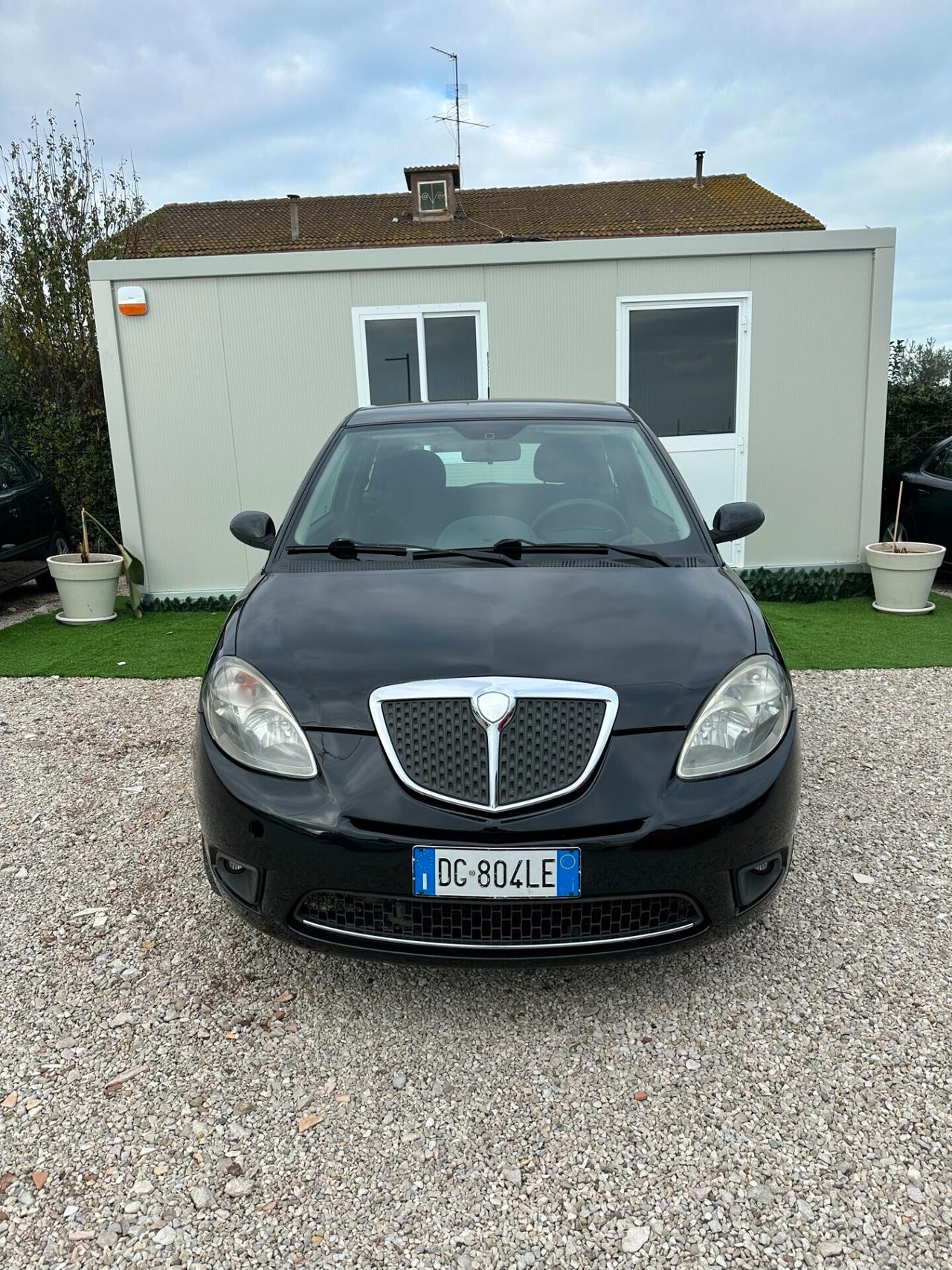 Lancia Ypsilon 1.4 16V Sport MomoDesign