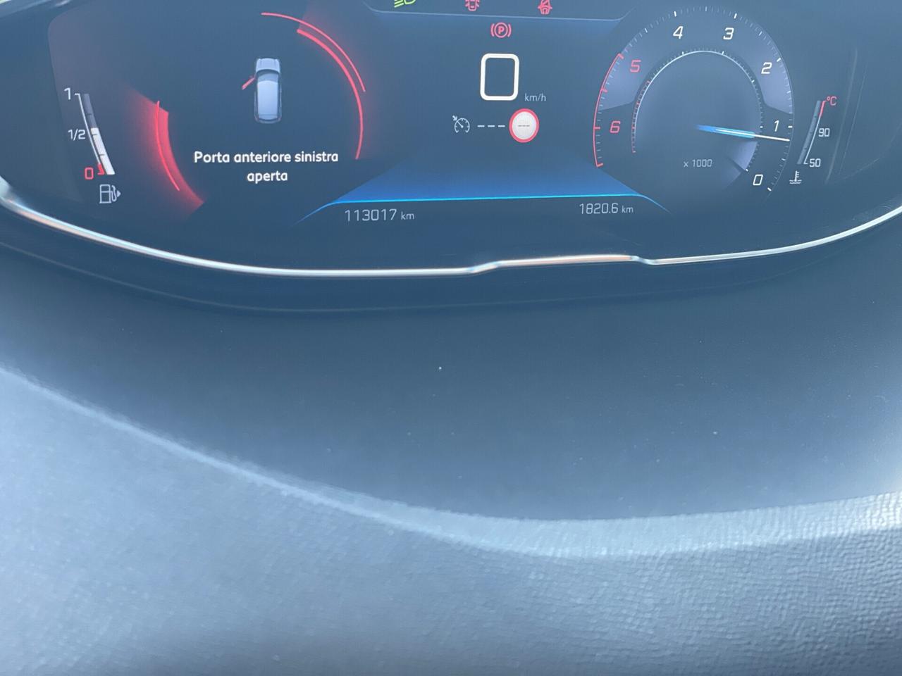 Peugeot 3008 BlueHDi cambio manuale sensori parcheggio ant-vetri privacy