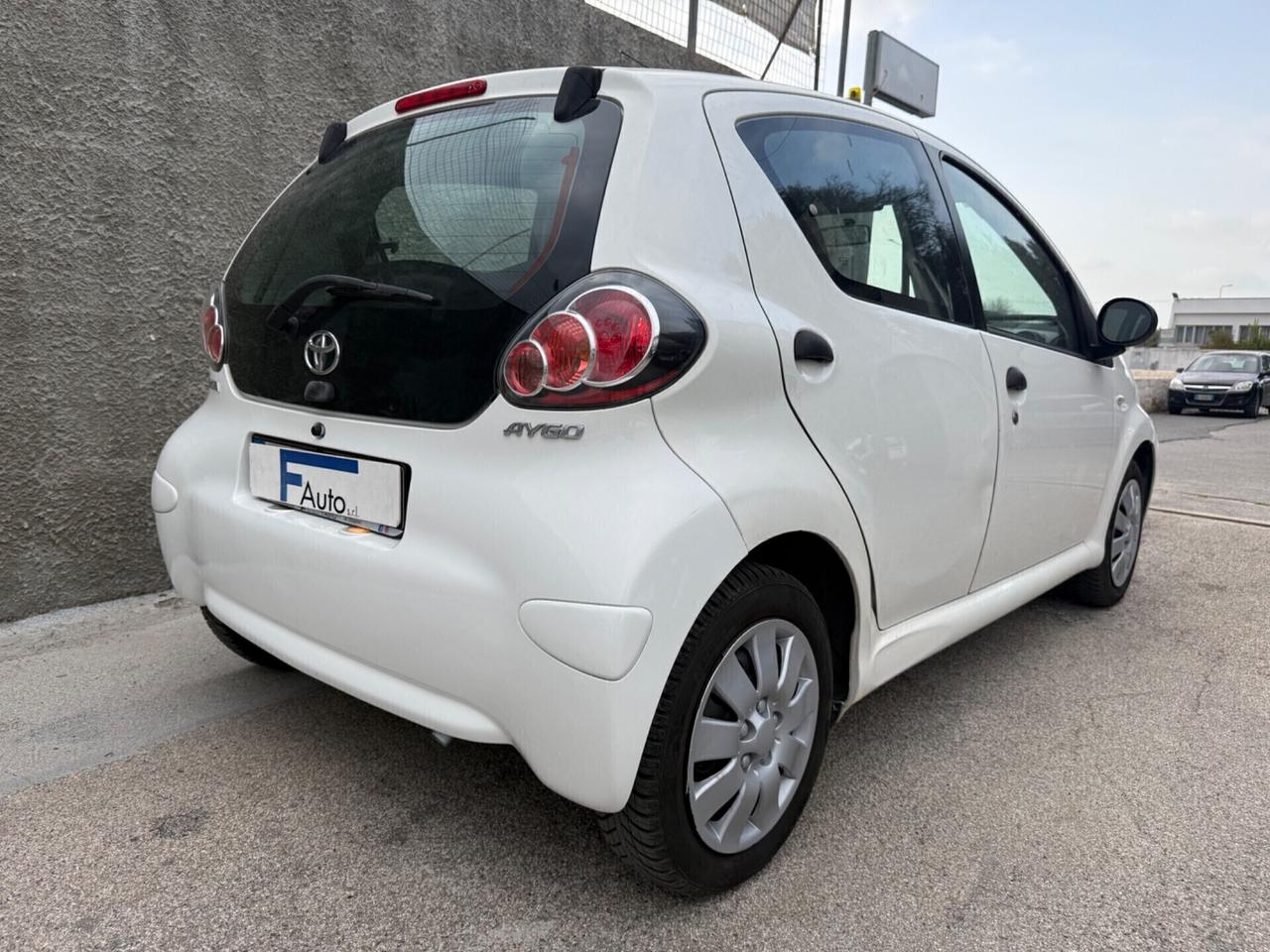 Toyota Aygo 1.0 12V VVT-i 5 porte,Clima,Radio,ecc.
