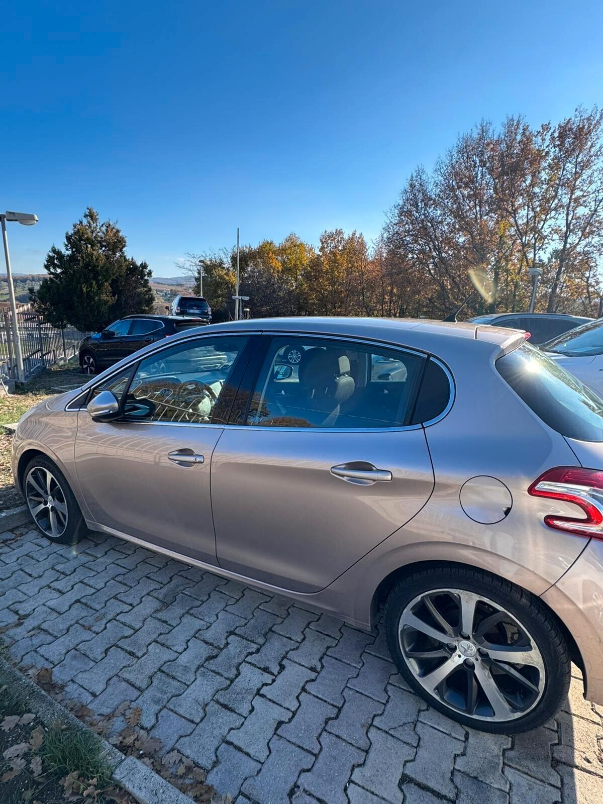 PEUGEOT 208 1.2 VTi 82CV 5p Allure 11/2013