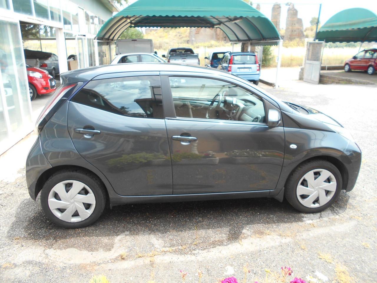 Toyota Aygo 1.0 5 porte Lounge Connect euro 5 neo patentati