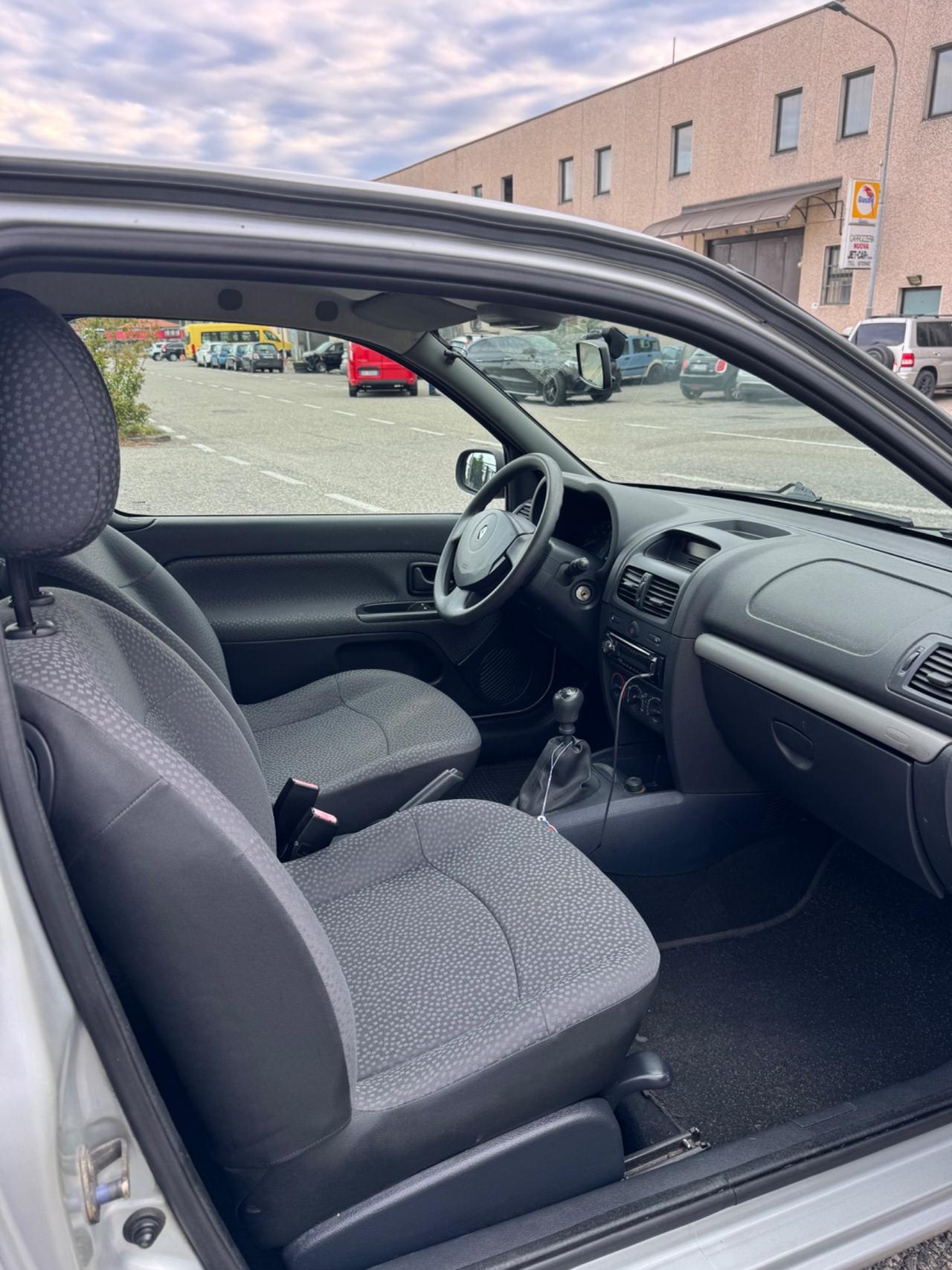 Renault Clio 1.2 16V 3 porte Luxe ideale neopatentati